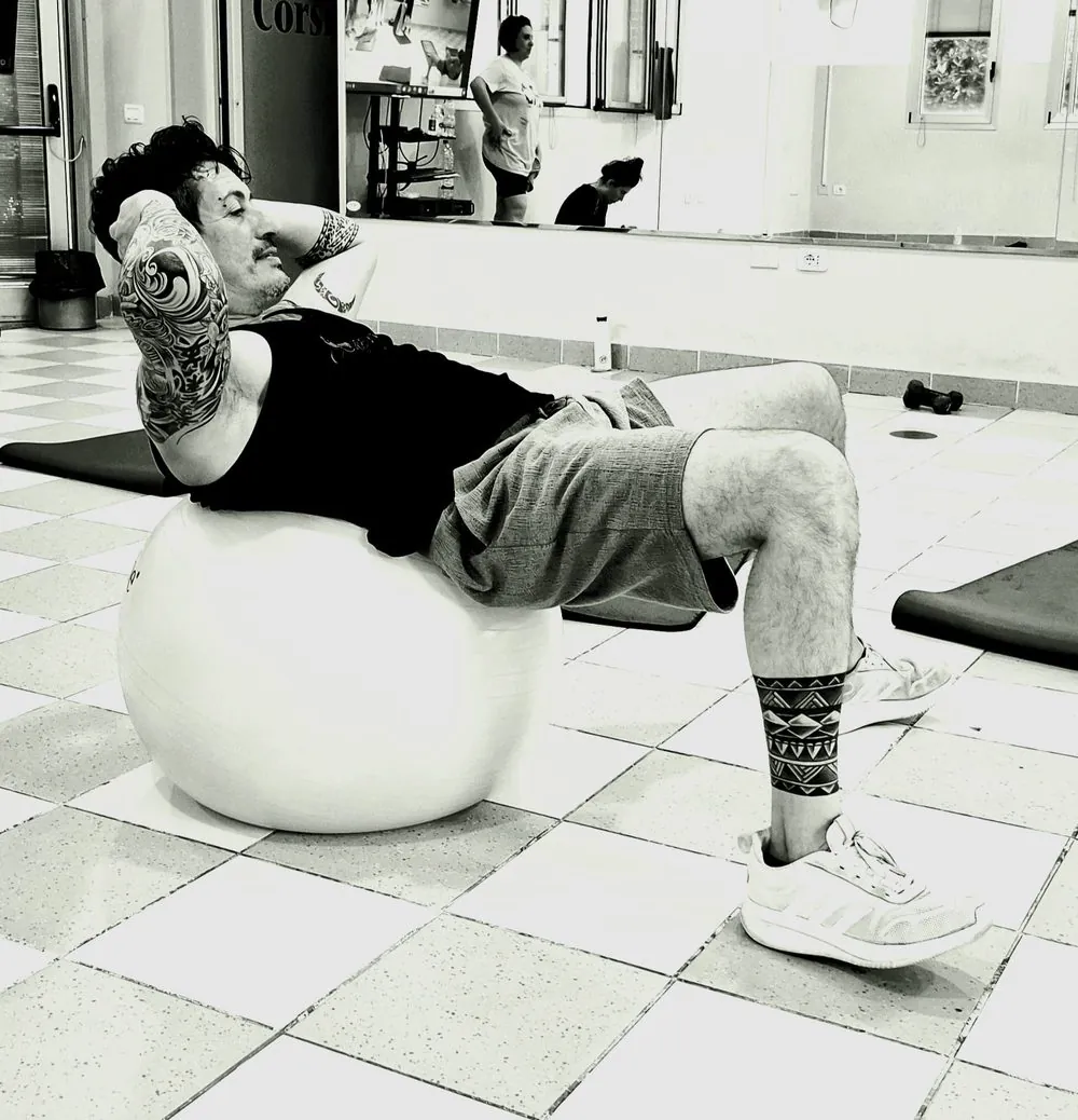 Luca Esposito si allena con la fitball, lo strumento alla base del metodo COREWORK