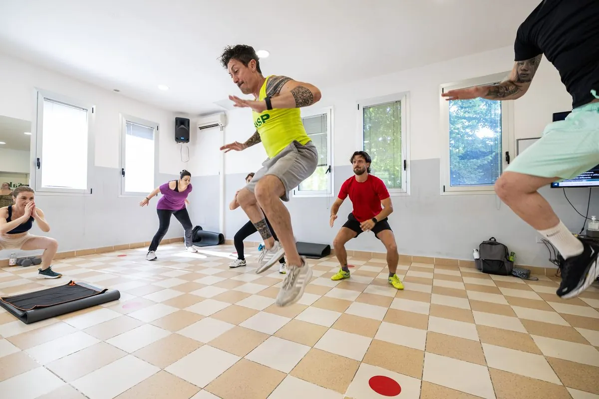 Luca Esposito guida una lezione di gruppo COREWORK in palestra a Bologna